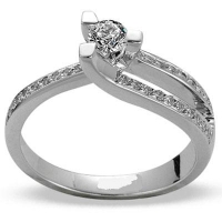 Lois Diamond YANLARI TAŞLI TEK TAŞ PIRLANTA YÜZÜK 0.55 CARAT LOİS DİAMOND YT1155